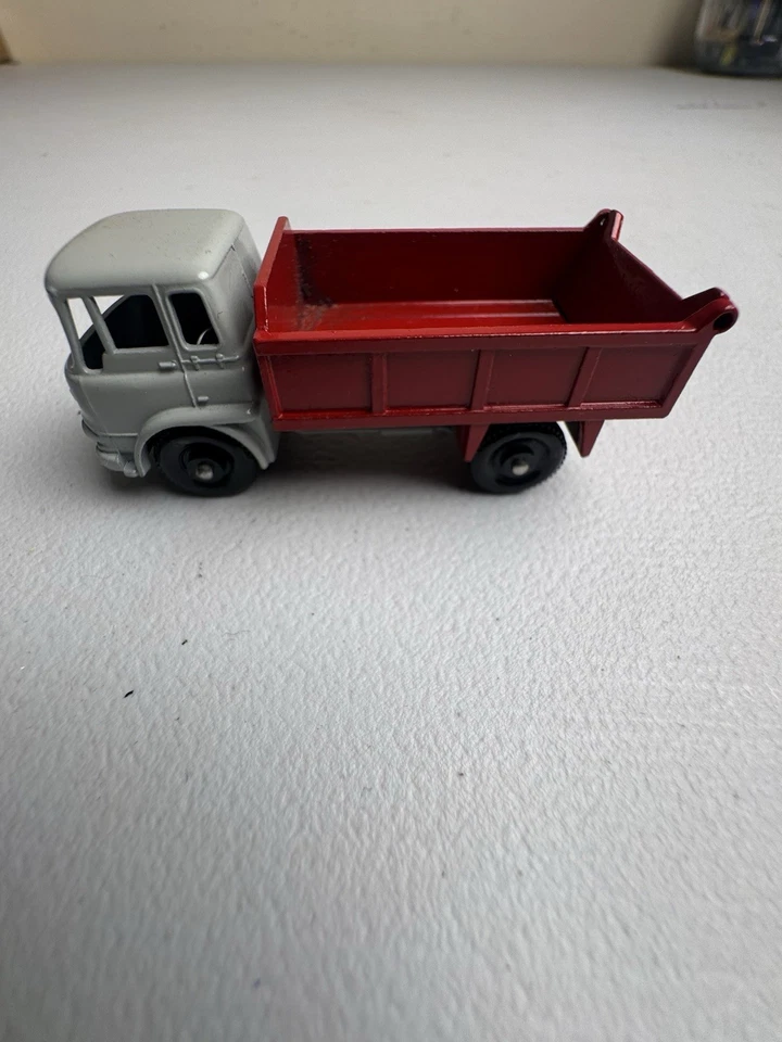 Volquete vintage 1961 Matchbox Lesney Bedford 7 1/2 toneladas gris con cama roja como nuevo Foto 2 de 4