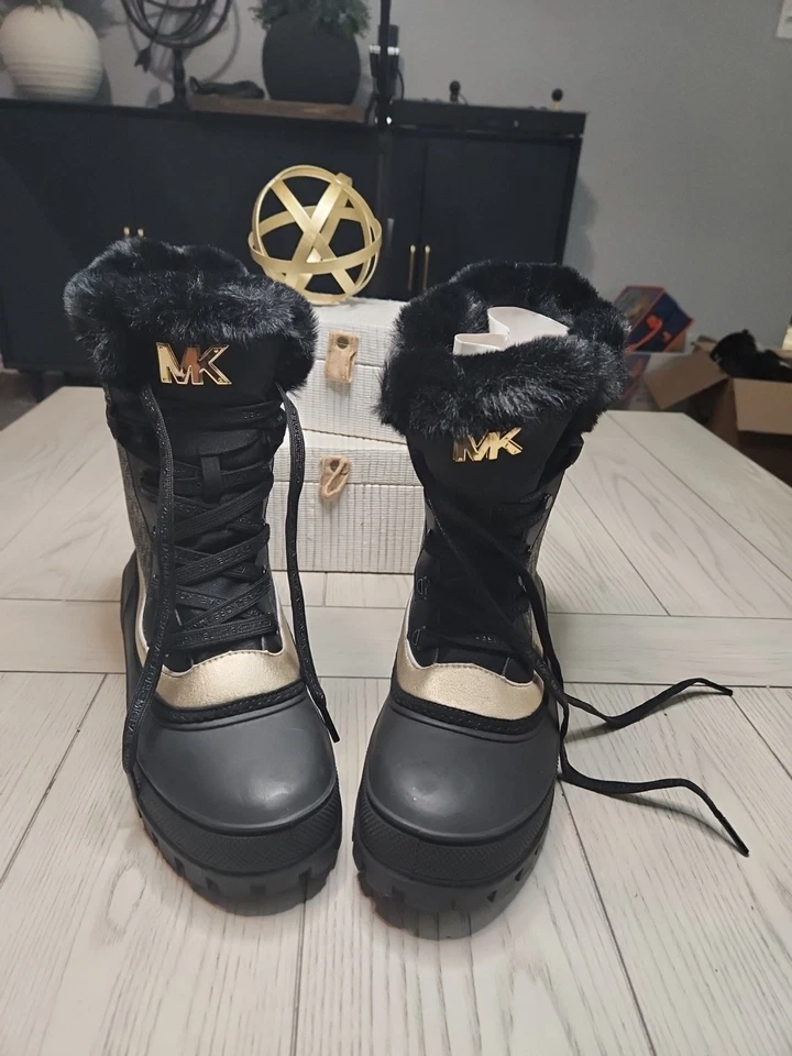 Nuevas Botas Michael Kors Negras Ozzie Logo Metálico Borde de Piel Talla 10 Foto 4 de 4