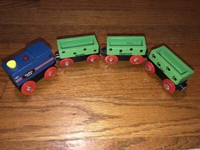 Wooden Toy Animal Train Set Magnetic 1 Engine 4 Cars