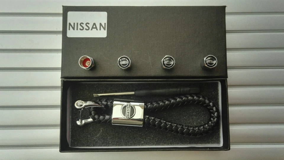 Nissan Lujo Cuero Llavero Llavero Caja de Regalo Foto 2 de 4