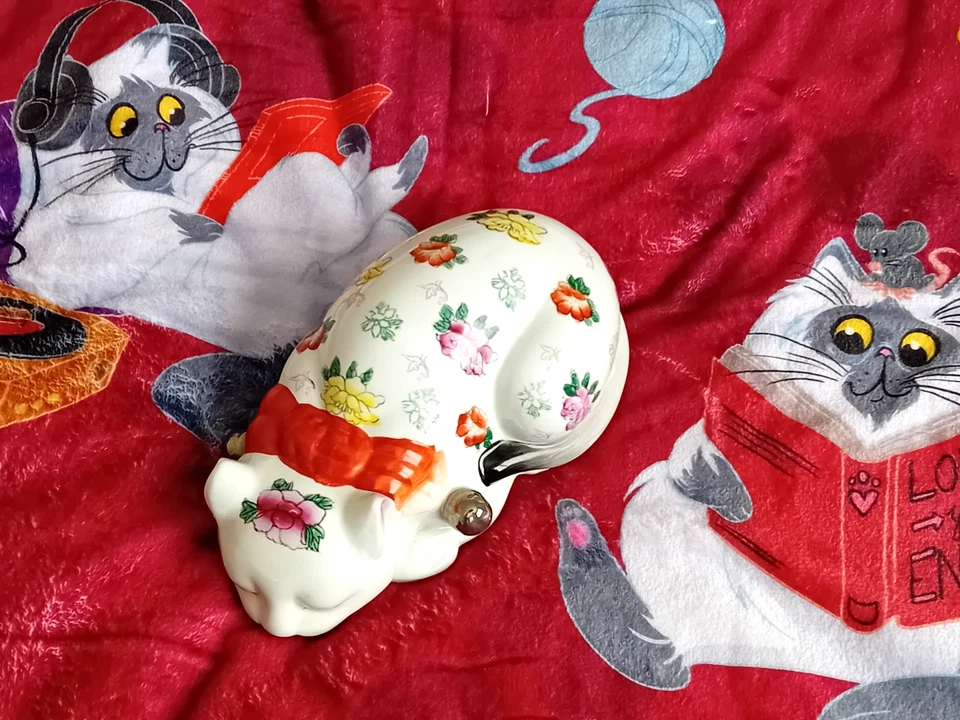 1940 Antique. Oriental Porcelain. Hand Painted. Large Sleeping Cat Ornament 25cm - Image 2 of 4