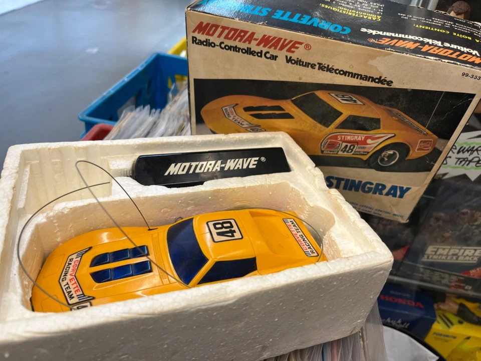 Motora Wave Radio-Controlled Corvette Stingray 1:26 Scale Radio Shack Waco Taiyo - Image 4 of 4