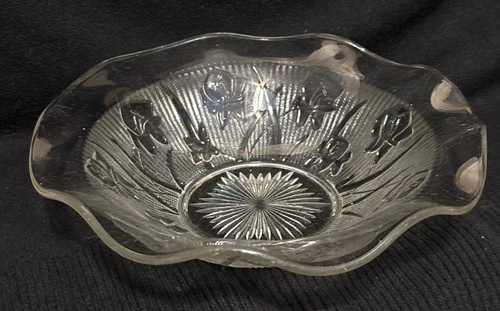 Vintage 1920,s Iris & Herringbone scalloped edge bowl by Jeanette Glass Company