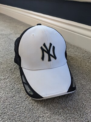 Rare 1990s Vintage New York Yankees Drew Pearson Strapback Cap 