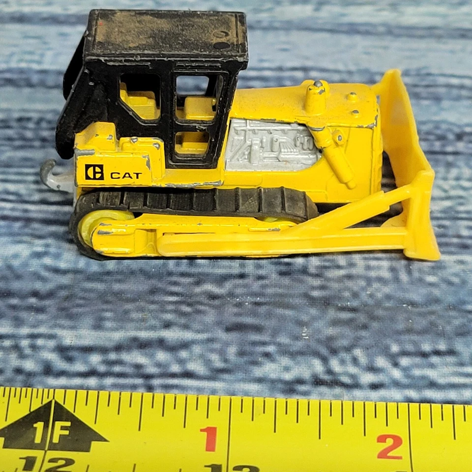 Caixa de fósforos vintage 1/64 e trator/carregador fundido/plástico amarelo/preto sem marca - Imagem 3 de 4