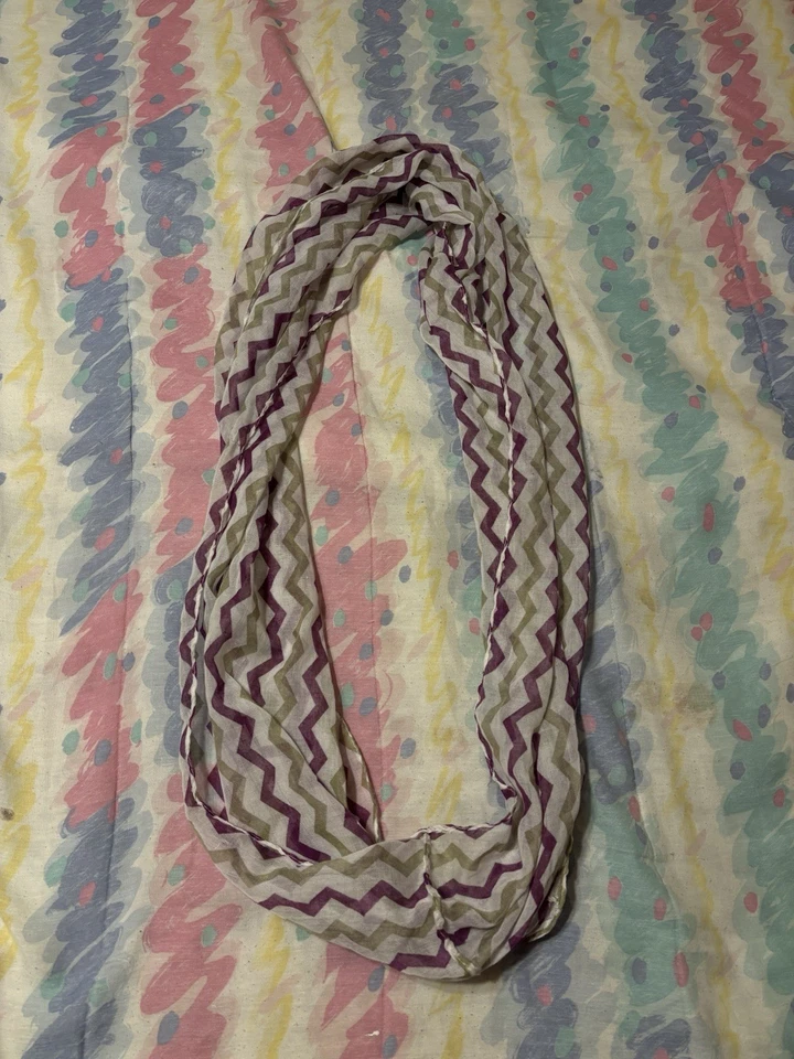 Bufanda Chevron Infinity púrpura y blanco Lavello Foto 2 de 4