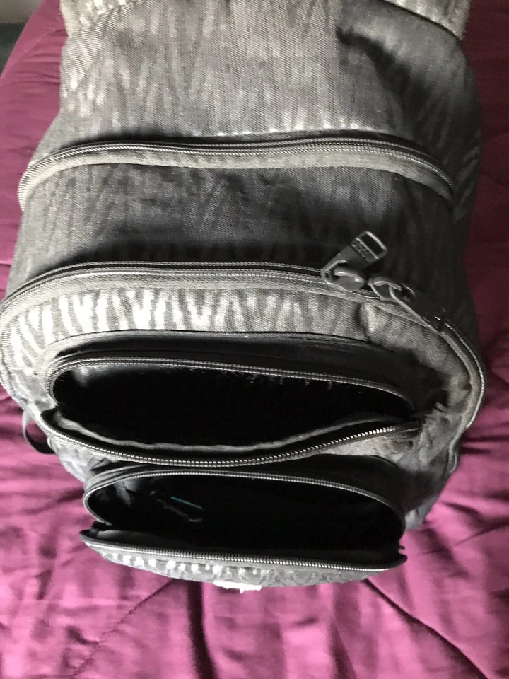 Mochila y bolsa para libros ROXY TwoToneed negra diseñada con cebra con funda acolchada para computadora portátil Foto 4 de 4