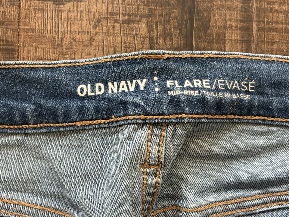 Pantalones de mezclilla elásticos acampanados recortados de tiro medio de algodón Old Navy para mujer azul 12R Foto 2 de 4