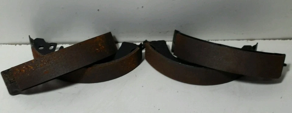 Zapatas de freno de tambor Bendix R560 con revestimiento tracción delantera traseras, se adaptan a los vehículos enumerados en la tabla Foto 3 de 4