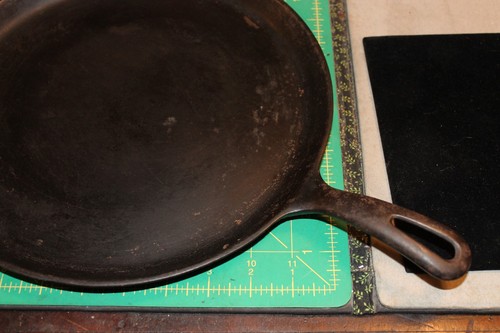 Seasoned Griswold Cast Iron Skillet / Griddle 109 Made in USA / Erie PA - Picture 6 of 9