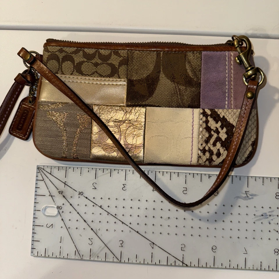 Coach Patchwork con ribete de cuero muñeca cartera correa etiqueta Coach 7”X4” *Ver nota* Foto 2 de 4