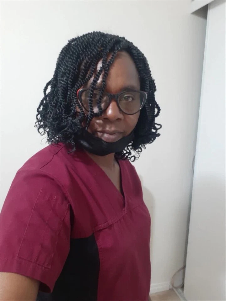 Pelucas trenzadas de cabello con extremos rizados cortas negras sintéticas naturales  Foto 2 de 4