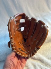 MIZUNO MZ 90 LEFT HAND CATCHING THROW RIGHT GLOVE 9 INCHES CHILDS GLOVE USED