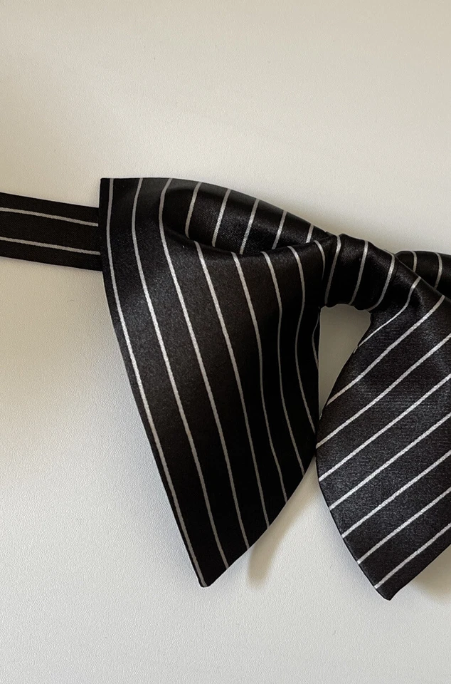 Pajarita hecha a mano de gran tamaño negra satinada a rayas estilo vintage años 70 boda graduación Foto 4 de 4