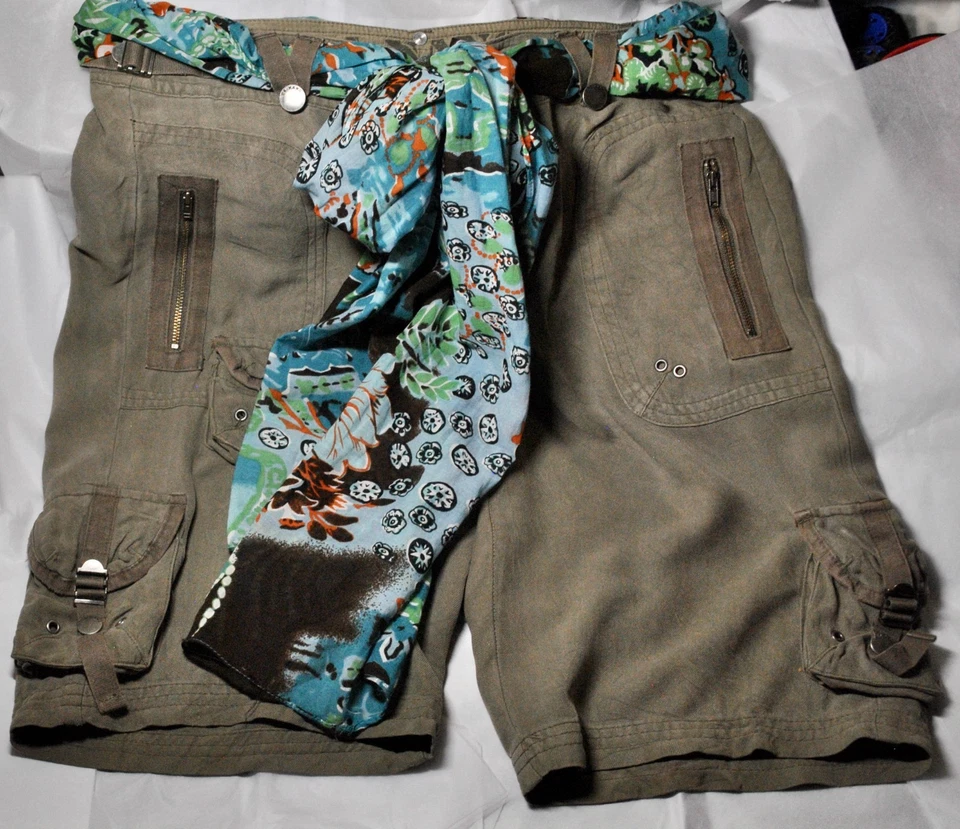 Da-Nang Khaki 绿色 100% 真丝工装百慕大短裤 带丝绸腰带 尺寸 M