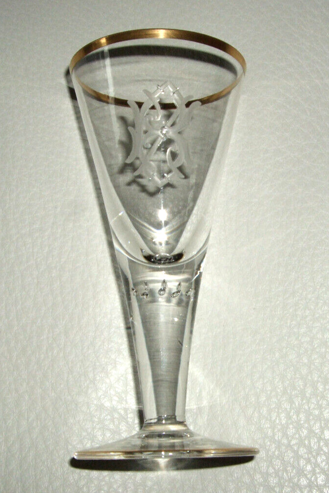 Antikes Kelchglas mit eingestochenen Luftperlen und graviertem Monogramm
