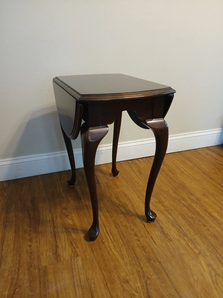 Pretty Ethan Allen Georgian Court Queen Anne Drop Leaf End Table      - Image 2 of 4