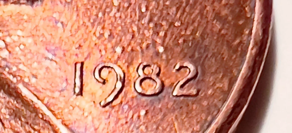 1982 Lincoln Penny No Mint Mark Bronze Small Date 2.5g RED Very Nice - Image 3 of 4