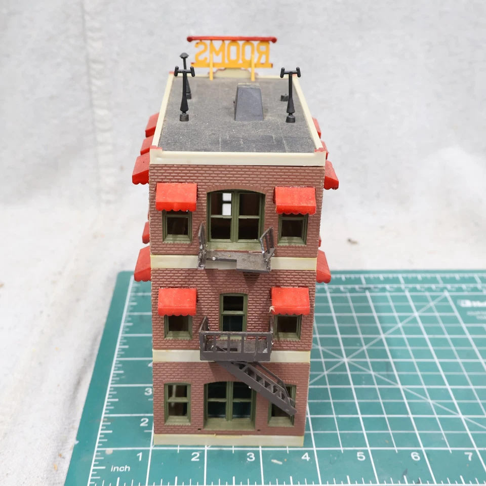 Life-Like HO Scale Belvedere Downtown Hotel Model Train Layout Building - Image 3 of 4