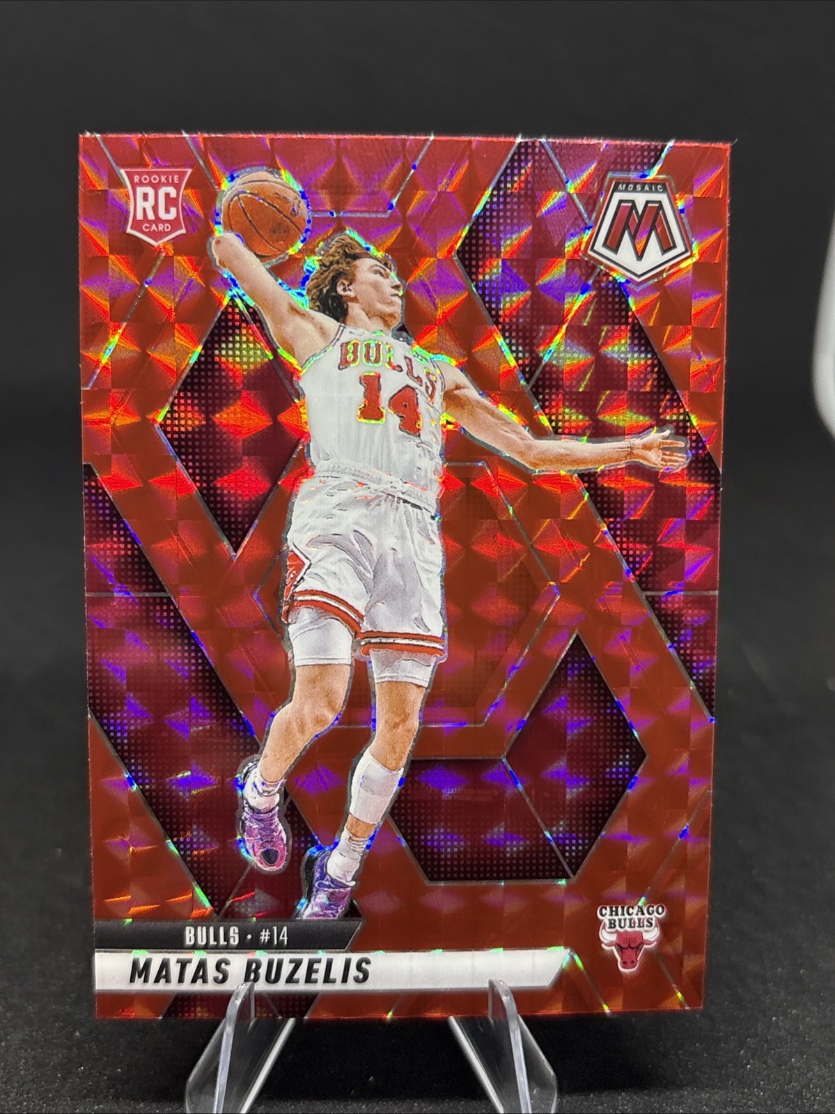 2024-25 Panini Mosaic Red Mosaic Prizm Matas Buzelis #223 BULLS COLOR MATCH