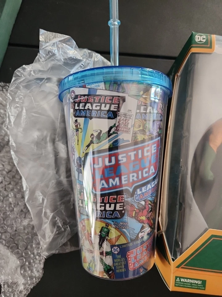 Exclusivo lote de prendedores y tazas de figuras de vinilo Aquaman Worlds Finest! DC Comics Foto 4 de 4