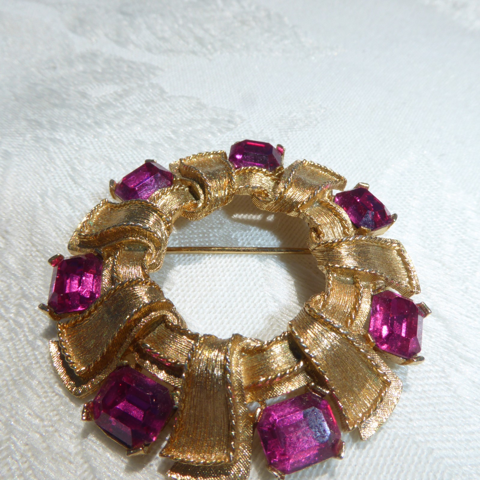 MID CENTURY VINTAGE GOLD TONE EMERALD CUT PINK RHINESTONE BROOCH By LISNER