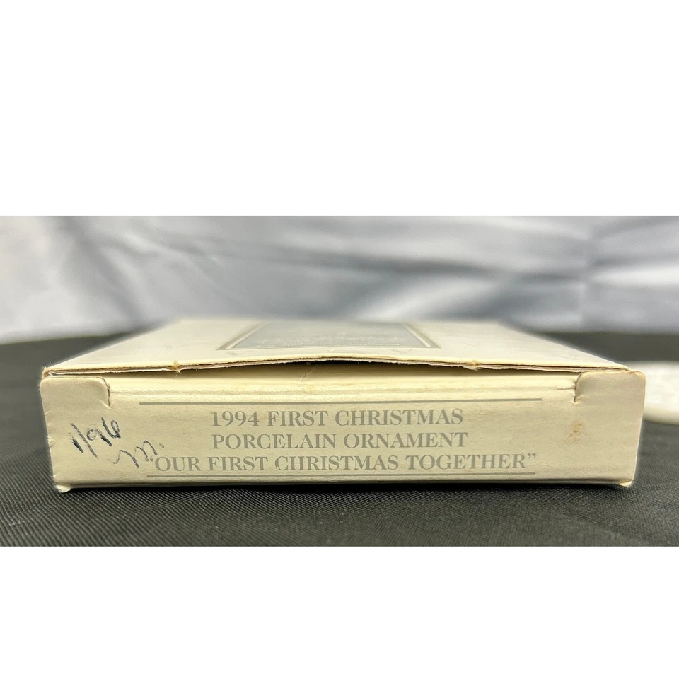 De colección Avon 1994 Nuestra Primera Navidad Juntos Porcelana Adorno Pareja Patinadores Foto 4 de 4