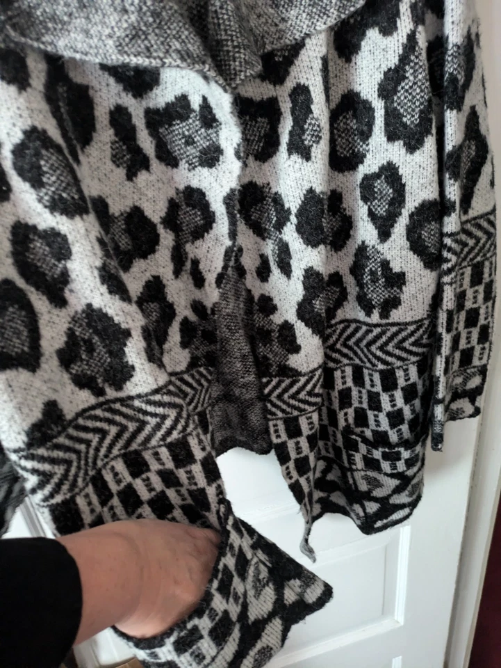 Joseph A. 1X Woman Open Front  Cardigan Pockets Black/Gray Leopard Print Soft - Image 3 of 4