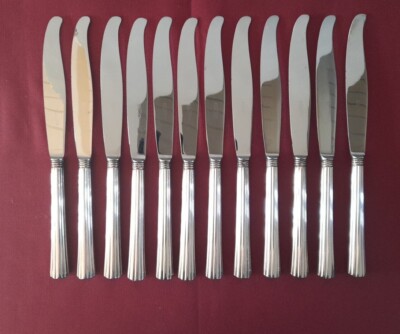 Série de couteaux en metal argenté, modèle Art déco, couverts avec poinçon Argental