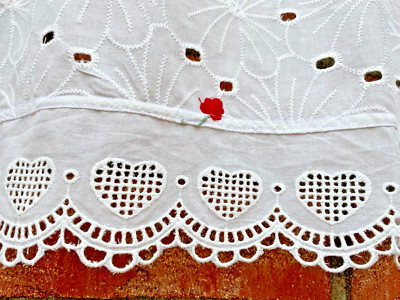 Scheibengardine mit Stickerei Spitze Landhaus  Shabby Rosen Herzen Shabby Chic
