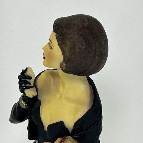 Vintage A.D.L. Figurina Vittorio Tessaro Signora seduta con cane 1990 base legno - Foto 20 di 24