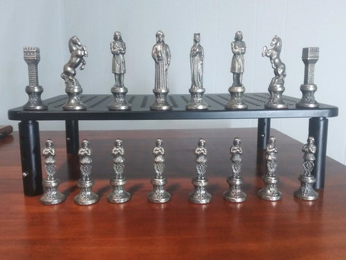 RENAISSANCE REALM Schachset verziert massiv Nickel Metall mit Holzbrett Vintage - Bild 3 von 18