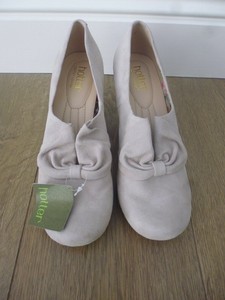 neutral low heel shoes