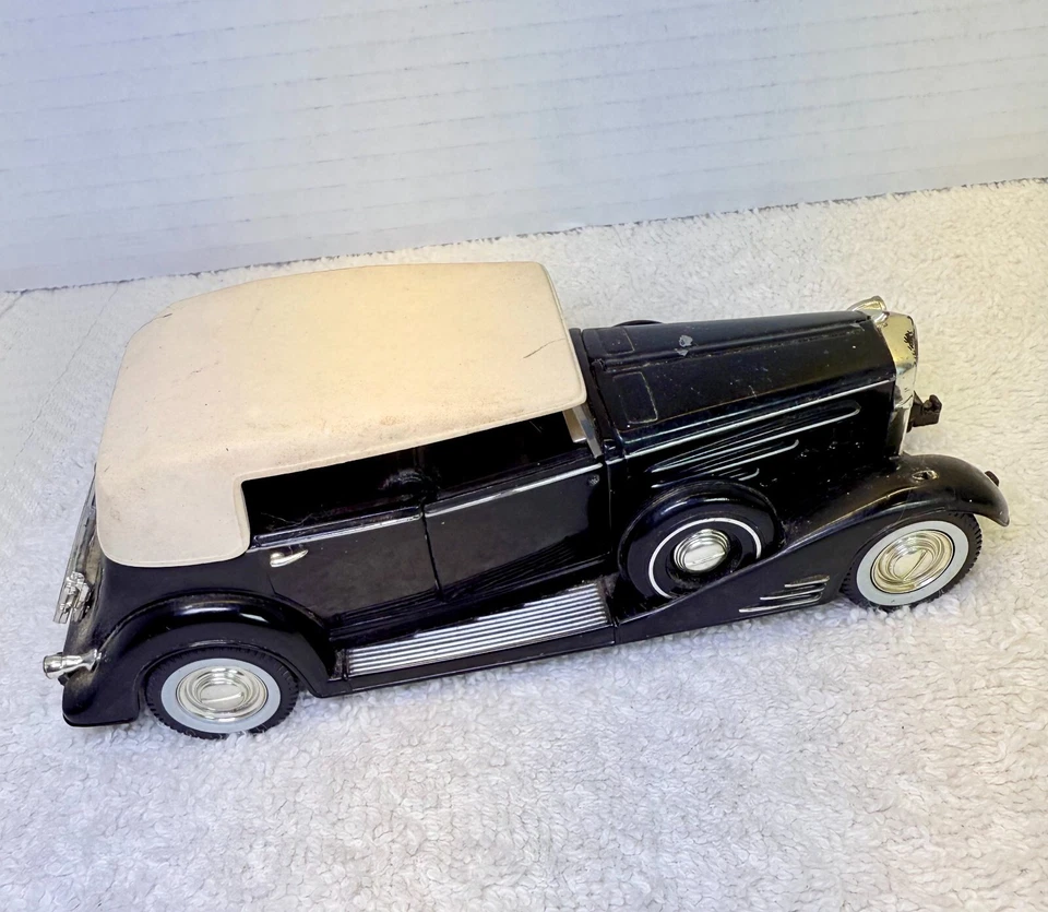 1933 Cadillac Fleetwood Die-Cast Model Car – Signature Models – 1:24 Scale – Rea - Image 4 of 4