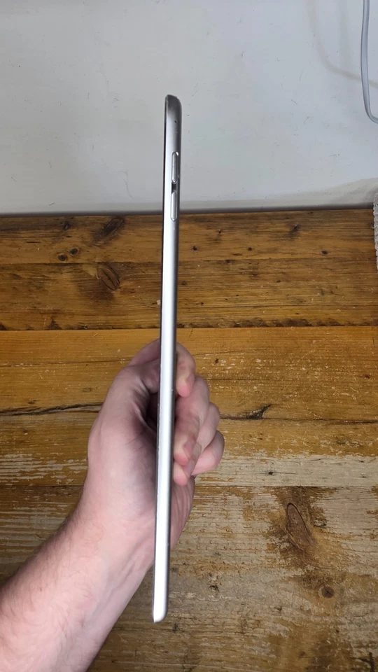 Apple iPad mini 4th Gen Wi-Fi UNLOCKED 16GB space grey (218) - Image 3 of 4