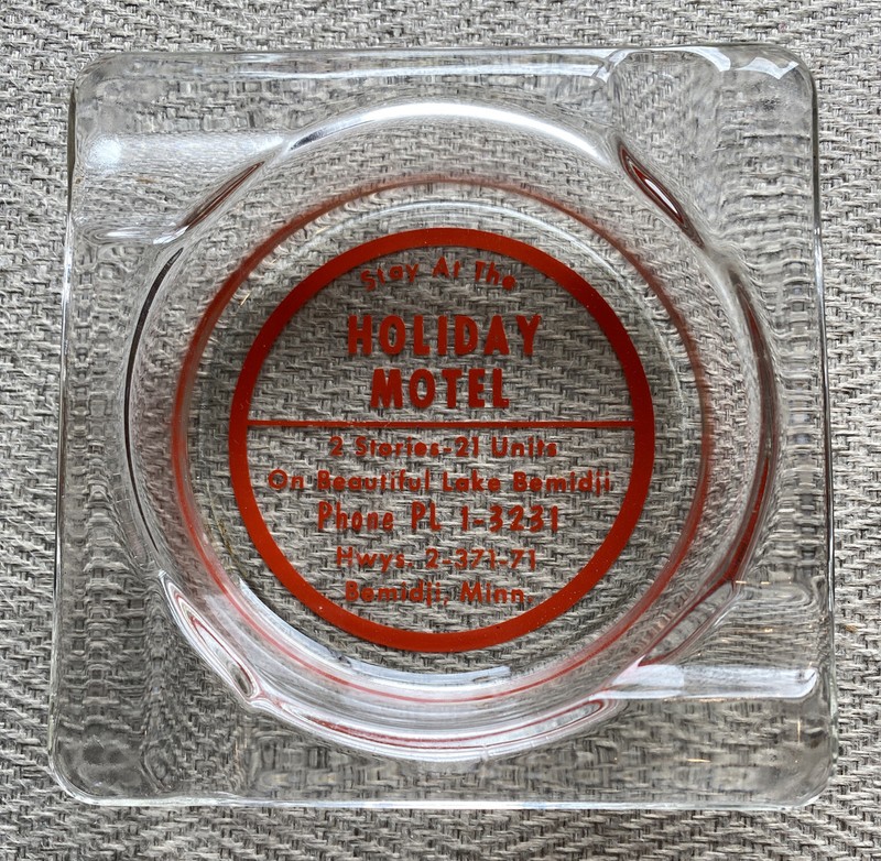 Benidji Minnesota HOLIDAY MOTEL Advertising Glass Ashtray Lake Beltrami MN NICE!