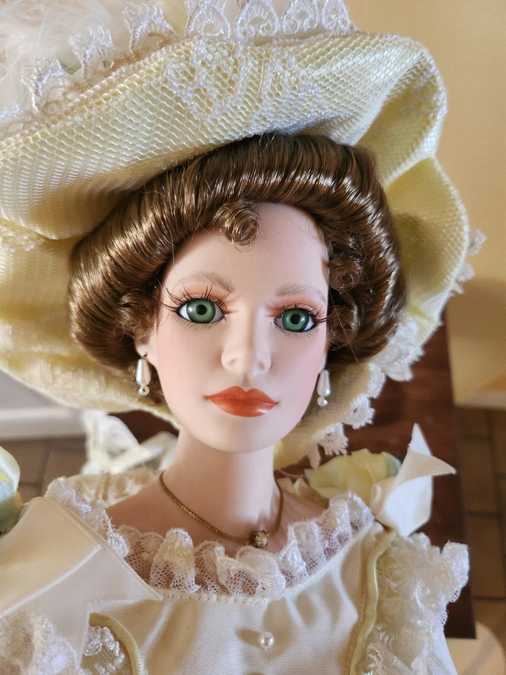 Muñeca coleccionable de porcelana Alexandra Afternoon Tea - Nominada al Premio a la Excelencia Foto 2 de 4