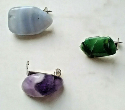 Konvolut - 3 Broschen mit Mineraliensteinen (Aventurin, Achat, Amethyst)