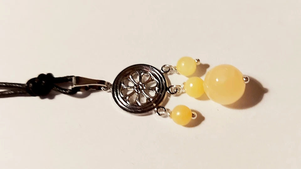 Ciondolo in argento 925 con pietre giada gialla naturale da 8 e 4 mm per chakra - Immagine 2 di 4