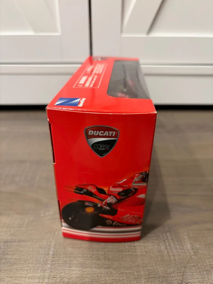 Nuevo Ray 2010 1:12 diecast DUCATI COURSE Desmosedici Casey Stoner No. 27 (2009) Foto 3 de 4