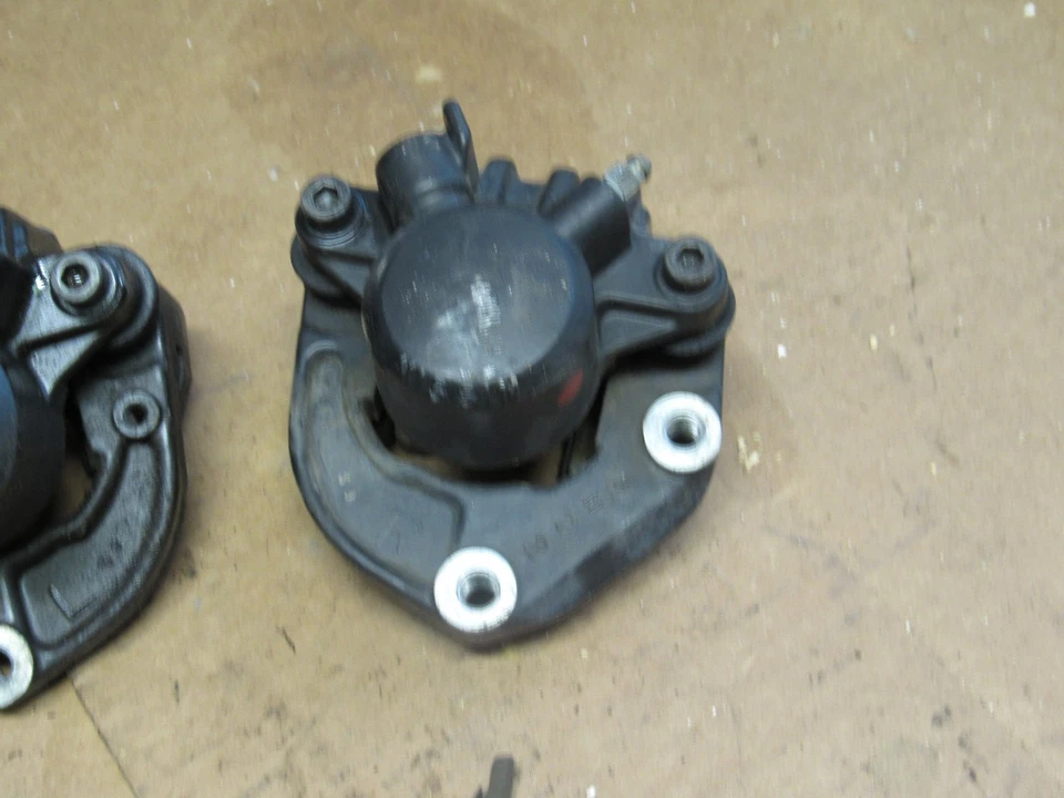 Суппорты переднего тормоза 1979 Honda Gold Wing GL1000 - Изображение 2 из 4