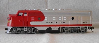 Bachmann HO diesel locomotive EMD F9 Santa Fe 307 NWOB - ships free