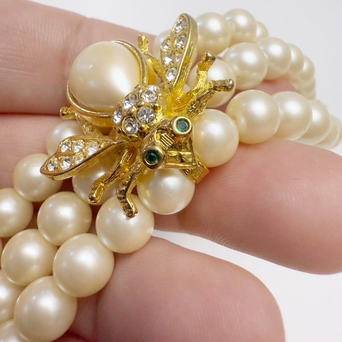 Brazalete de abeja vintage firmado por Joan Rivers de perlas de imitación triple hilo estrás - Imagen 3 de 9