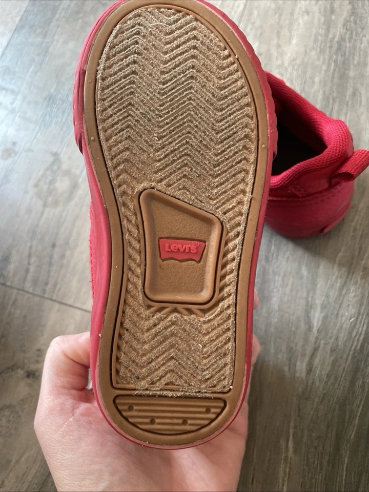 Zapatos Levi’s rojos talla 7 para niños: podrían usar cordones nuevos Foto 4 de 4