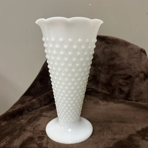 VINTAGE ANCHOR HOCKING MILK WHITE HOBNAIL GLASS VASE W/SCALLOPED EDGE-9.5“ TALL