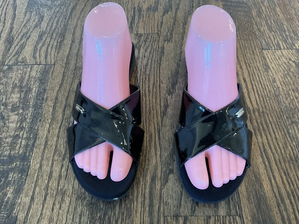 Sandálias Cole Haan couro envernizado preto alça cruzada grande. Slides femininos OS 7 B - Imagem 2 de 4