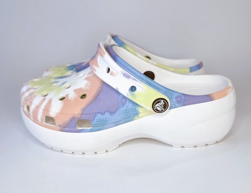 Neu! Damengröße US 7 Crocs klassischer Plateau-Clog Batik Grafik 207151-4kt