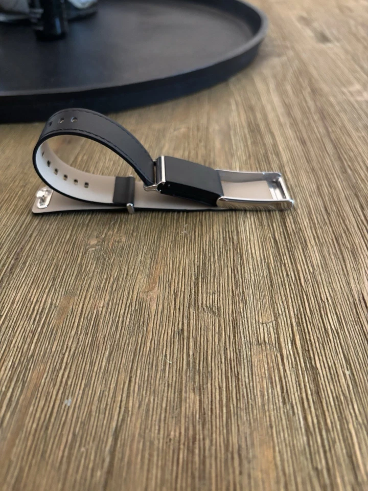 Whoop MG/5.0 Leather Replacement Black Band with shiny silver clasp - Image 4 of 4