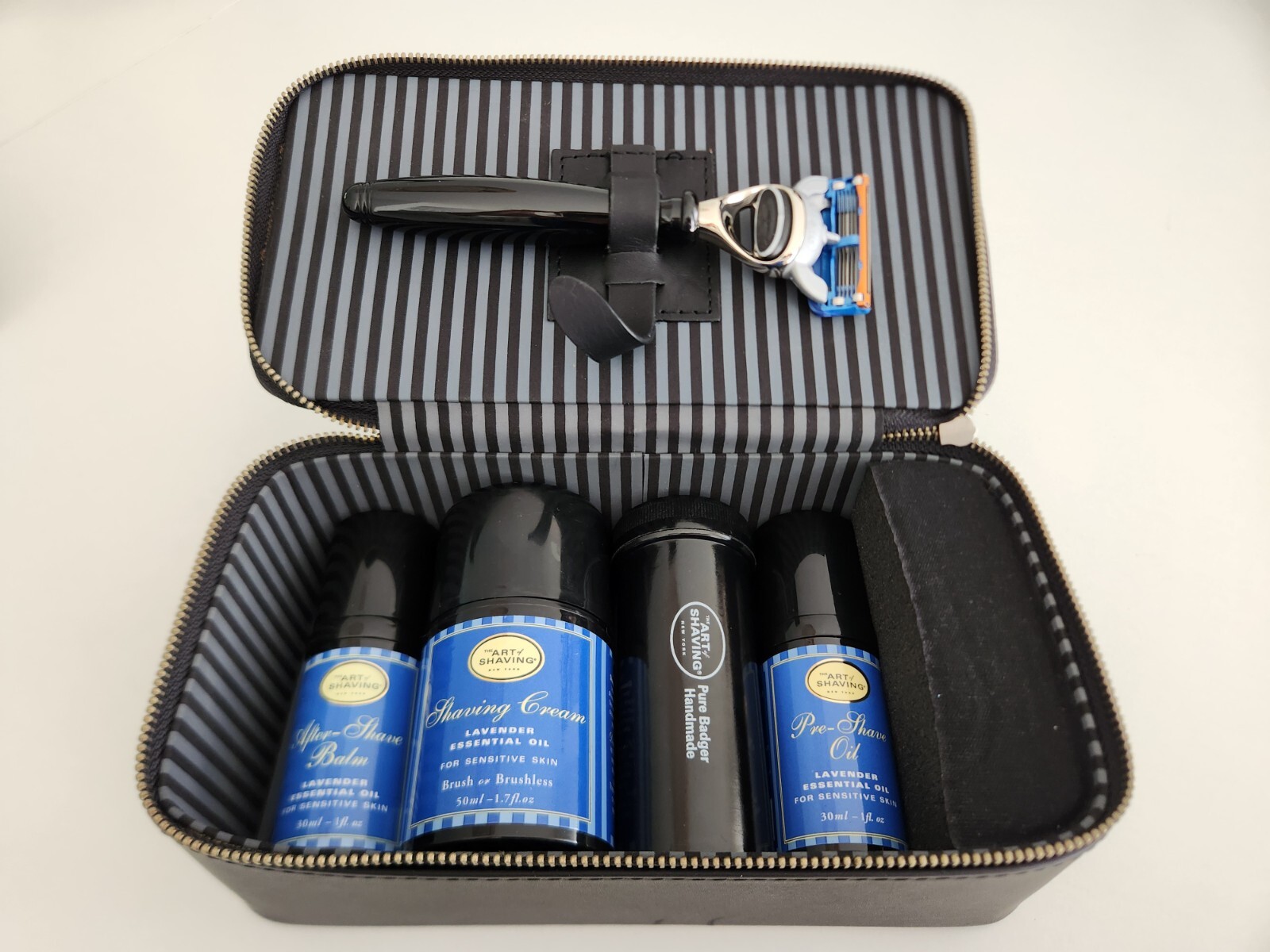 Kit de rasage voyage lavande anti-irritation The Art of Shaving pour peaux sensibles avec rasoir