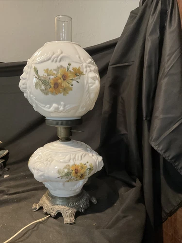 Vintage Hedco Ny Gwtw Parlour Globe Lamp In Milk Glass With Painted Daisy Design